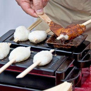 Japanska kiritanpo, grillade rullar av mosat ris, ofta serverade i en varm och smakrik buljong