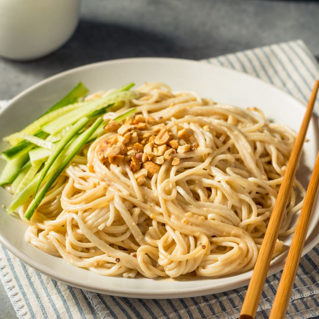 Ma Jiang Mian, kinesiska sesamnudlar täckta med krämig tahinisås, vitlök och sojasås för en rik och nötig smakupplevelse