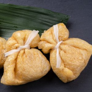 Mochi iri kinchaku, en liten påse av aburaage fylld med mochi, en friterad tofuficka perfekt för oden