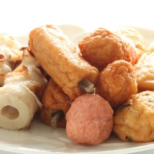 Närbild av japanska fiskkakor, eller kamaboko, med sin karakteristiska textur och färgglada utseende