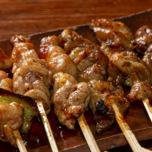 Saftiga kycklingspett av japansk yakitori, grillade över öppen eld och penslade med en smakrik tare-sås.