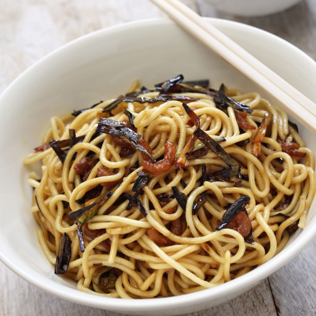 Shanghai Scallion Oil Noodles, Cong You Ban Mian, en enkel men aromatisk nudelrätt smaksatt med stekt vårlök och sojasås