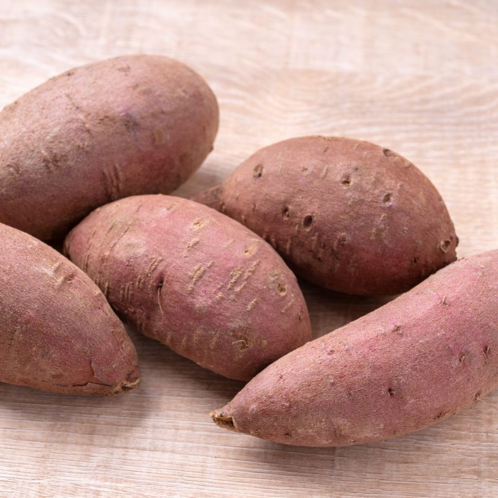 Sötpotatis av sorten Beni haruka, känd för sin naturliga sötma och krämiga konsistens, perfekt för bakning och yakiimo