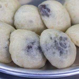 Varma koreanska hoppang, ångade bröd fyllda med söt eller salt fyllning, perfekta för kalla vinterdagar