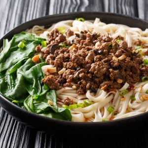Dan Dan Nudlar, en ikonisk Sichuan-nudelrätt med kryddig chiliolja, malet kött och en fyllig, smakrik sesamsås