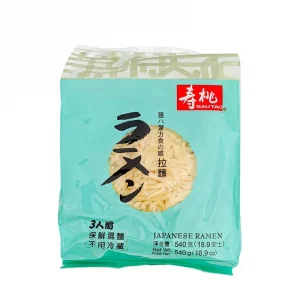 En Påse japanska ramen-nudlar, gjorda av vetemjöl som passar till smakrika nudelrätter med mustig buljong.