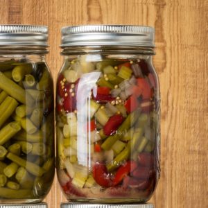 En burk med Suan Dou Jiao, fermenterade sura långbönor med en syrlig och umamirik smak, ofta använda i kinesiska rätter