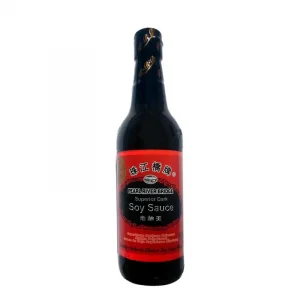 En flaska kinesisk mörk soja, en fyllig och lätt sötad sojasås med djup umamismak, perfekt för marinader och såser.