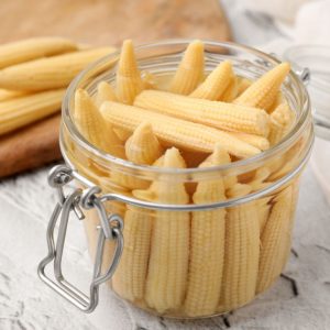 En glasburk med mini majs, perfekt för att lägga till en söt och krispig textur i sallader, wokar eller asiatiska rätter.