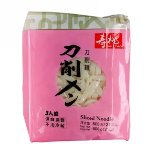 Ett paket knivskurna nudlar, rustika och handskurna vetebaserade nudlar med en seg och tuggvänlig textur.