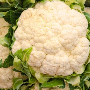 Färsk blomkål med sin knapriga textur och vita färg, ofta använd i grytor, wokar eller som tillbehör i olika rätter.