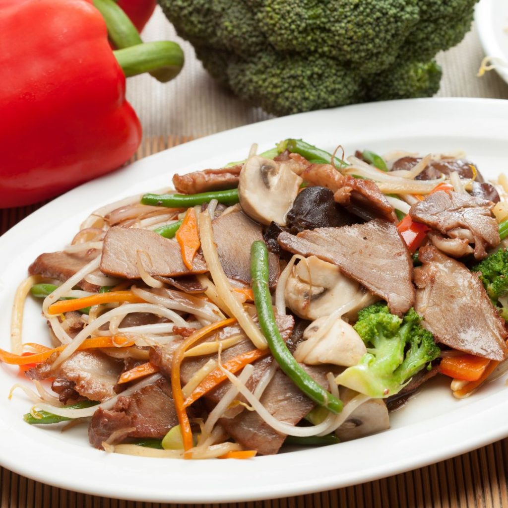 Fläsk Chop Suey, en klassisk wokad rätt med mört fläsk och krispiga grönsaker i en lätt och smakrik kinesisk sås