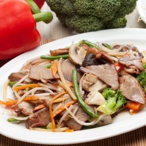 Fläsk Chop Suey, en klassisk wokad rätt med mört fläsk och krispiga grönsaker i en lätt och smakrik kinesisk sås