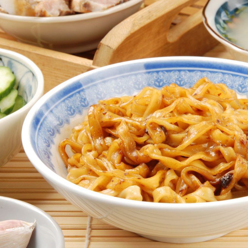 Gan Ban Mian, torra nudlar, en kryddig och smakrik nudelrätt från Kina, ofta blandad med chiliolja, sesampasta och sojasås