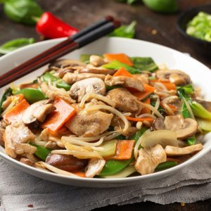 Kyckling Chop Suey, en populär kinesisk rätt med wokad kyckling, grönsaker och en balanserad sås med djup umamismak