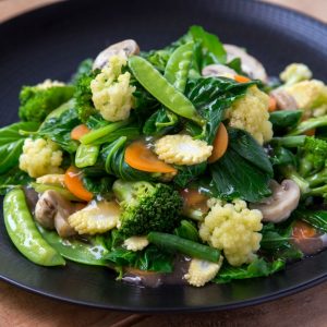Vegetarisk Chop Suey (Wokade Grönsaker), en färgglad och hälsosam rätt fylld med knapriga grönsaker i en mild och smakrik sås