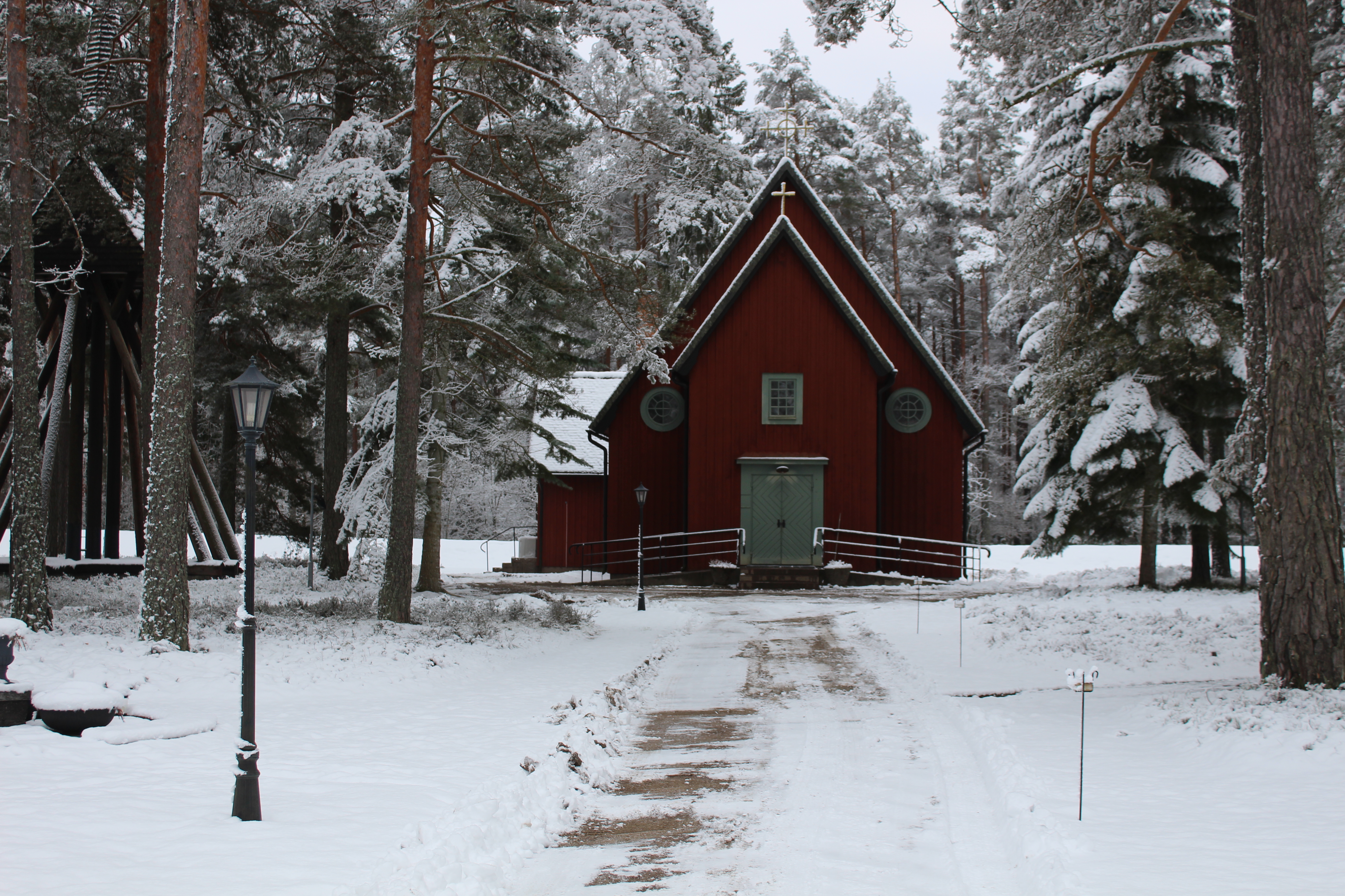 Bockara kyrka i snö