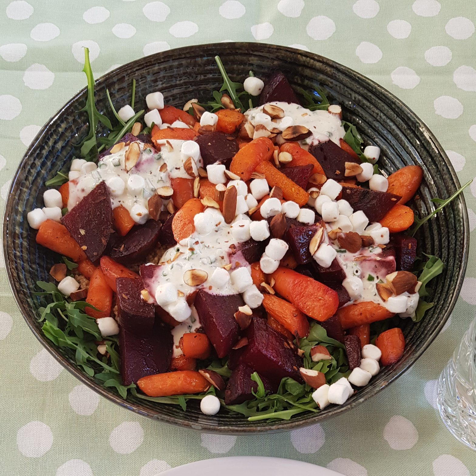 Vegetarische quinoasalade met wortel en rode biet