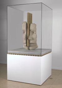 Mark Manders - Dry clay head on concrete floor