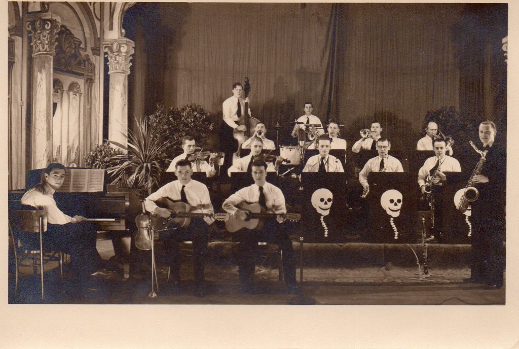 Joseph, le grand-père de Nicolas, à la guitare, à côté du pianiste. Son frère joue de la contrebasse, derrière. Photo prise sans doute peu après la seconde guerre mondiale. (photo Nicolas Lesire)