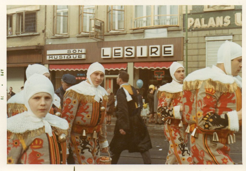 La Maison Lesire en a vu passer des gilles ! Ici, photo de soumonces et de carnaval au début des années 1970. On y voit un des fils de Joseph et son cousin. (photo Nicolas Lesire)