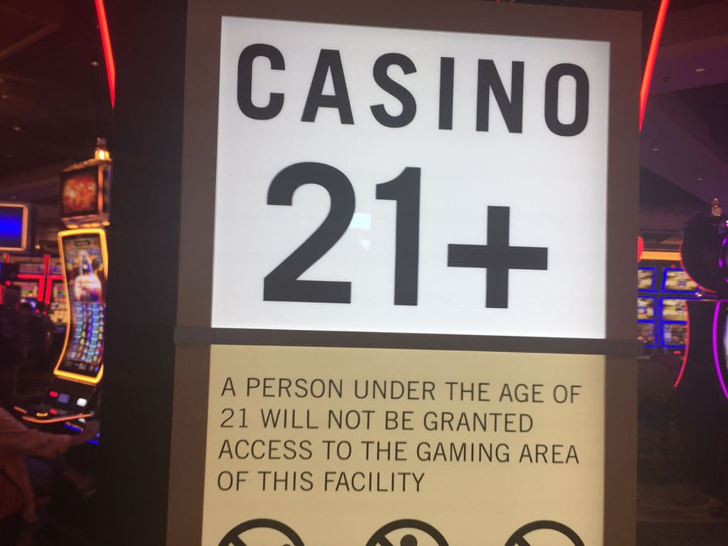 What is the minimum age to play Casino War?