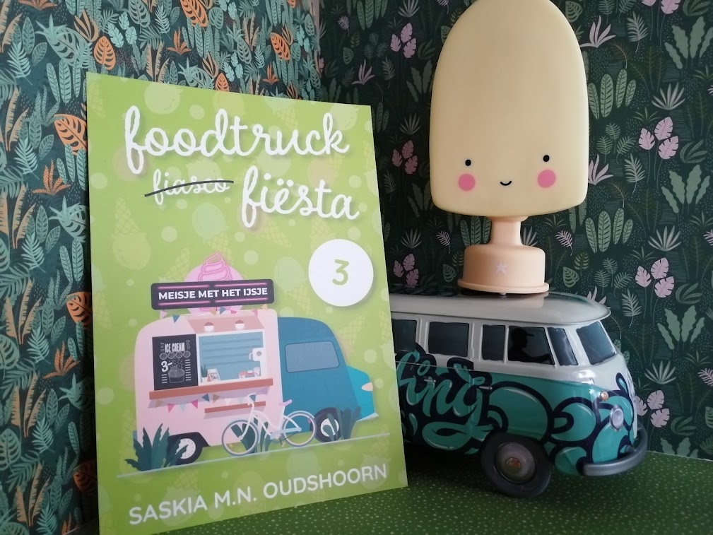 De cover van Foodtruck Fiësta 3 met een VW-busje en een ijsco.-BookDragon