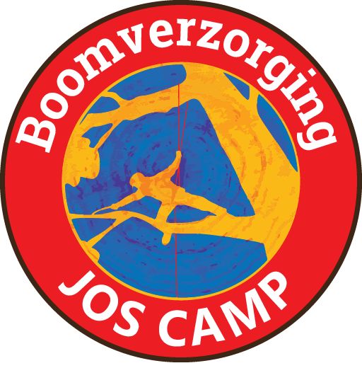 Logo van 'Boomkapper en Boomverzorging - Jos Camp', met een goed gekleurde boomkapper in actie.