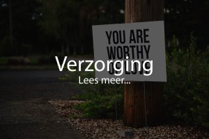 Stam met bord 'You Are Worthy of Love' en tekst 'Verzorging van Bomen -Professionele Boomkapper en Boomverzorging Jos Camp