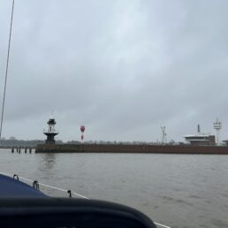 Warten in der Elbe vor der Schleuse Brunsbüttel