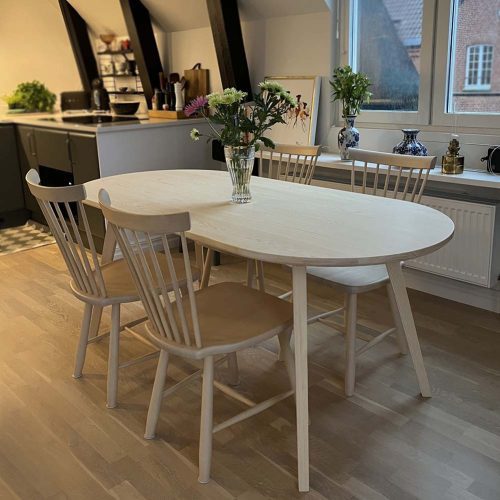 Massivt matbord med runda sidor i skandinavisk design