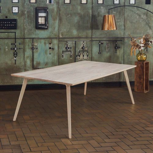 Massivt träbord i ek eller ask i skandinavisk design