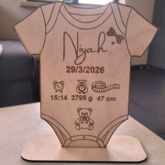 Houten rompertje op staander (kan ook om omhoog te hangen)