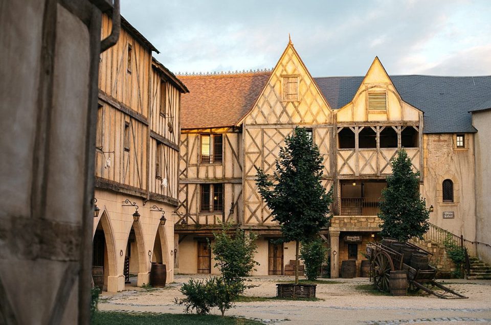 Dormir dans un autre siècle à la cité nocturne du Puy du fou