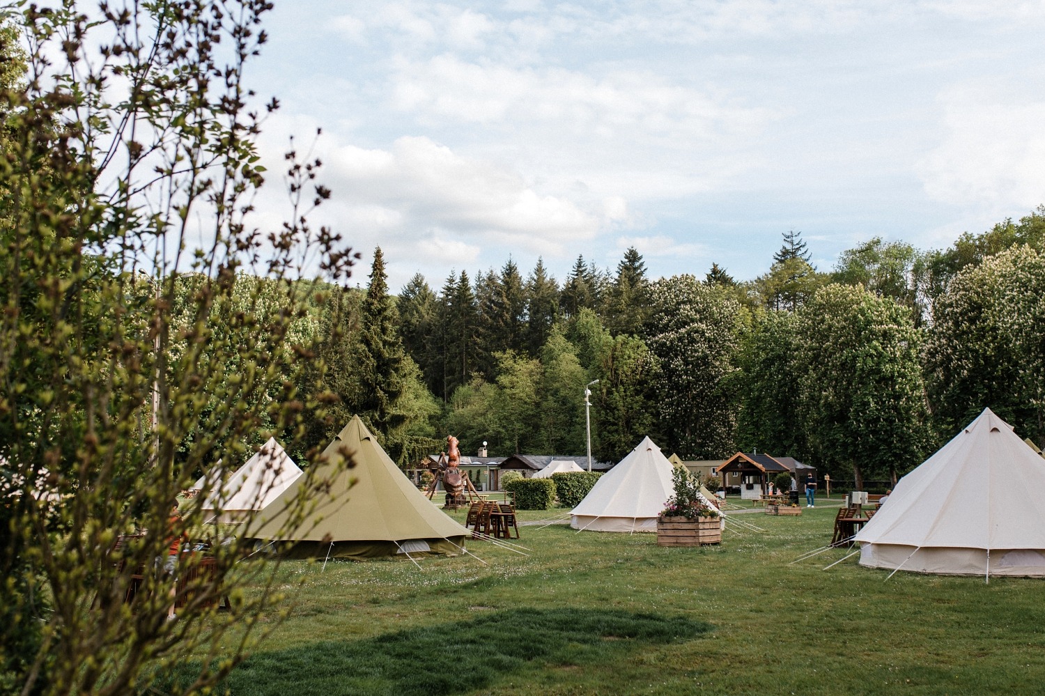 Glamping Cocoon village Grottes de Han camping belgique famille séjour parc animalier 