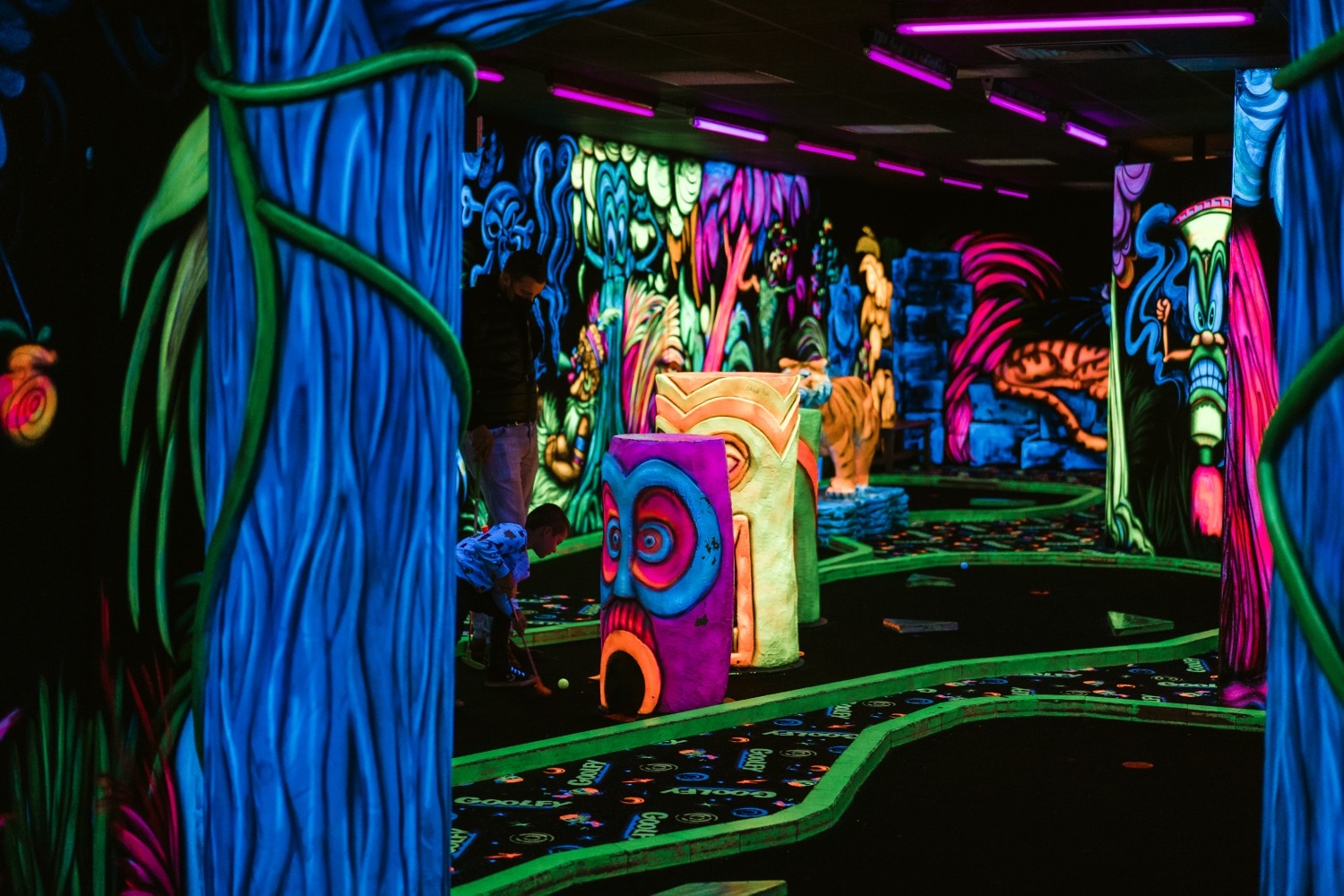 Goolfy mini golf indoor activité famille enfant insolite fluorescent funly liège