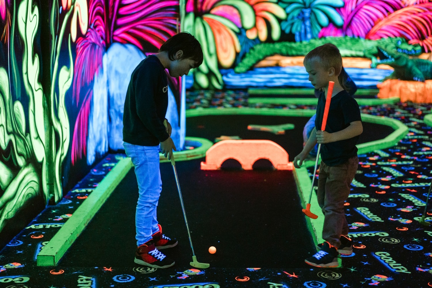 Goolfy mini golf indoor activité famille enfant insolite fluorescent funly liège