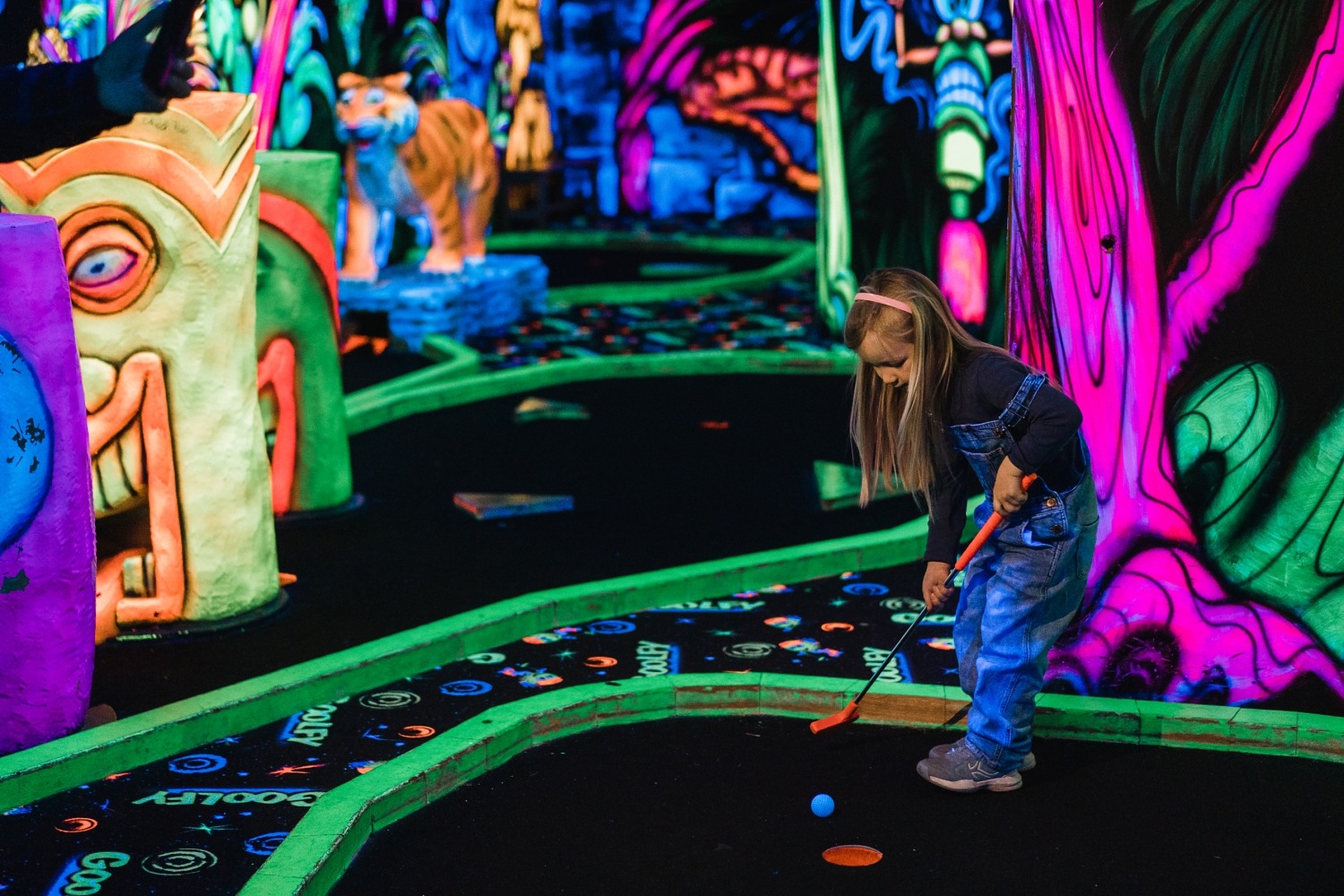 Goolfy mini golf indoor activité famille enfant insolite fluorescent funly liège