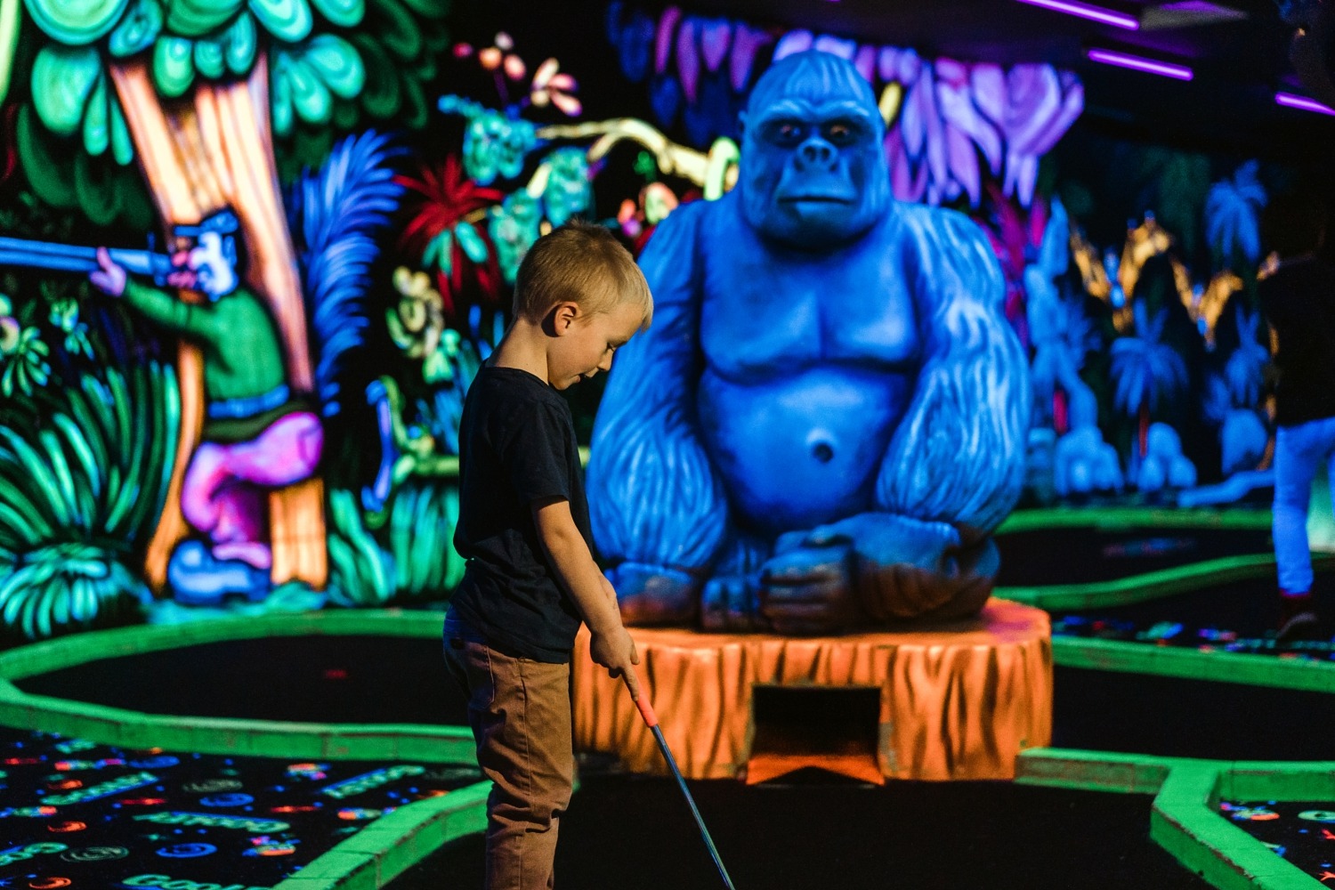 Goolfy mini golf indoor activité famille enfant insolite fluorescent funly liège