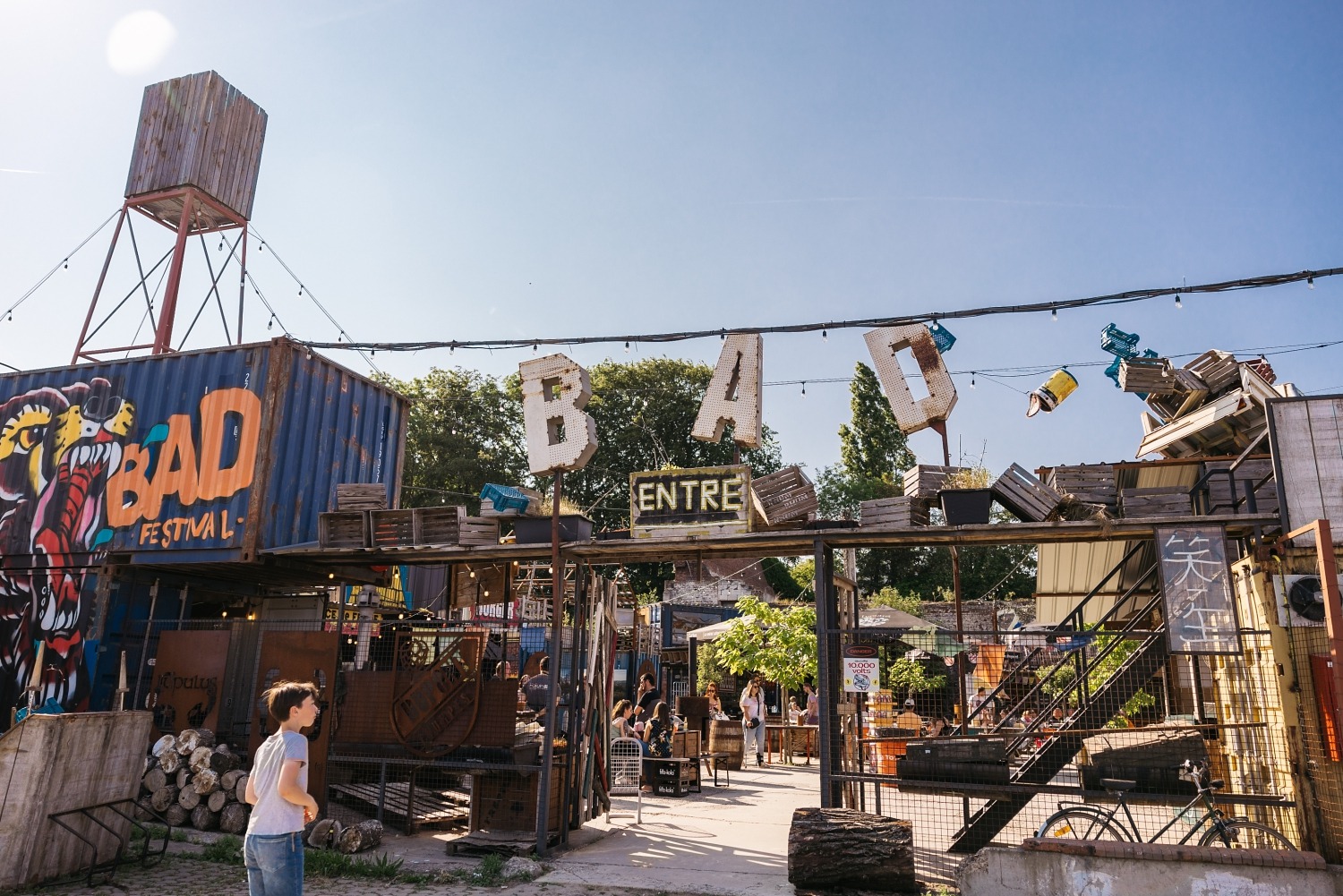 Bad festival Charleroi foodcourt Wallonie terrasse cinéma plein air concert insolite 