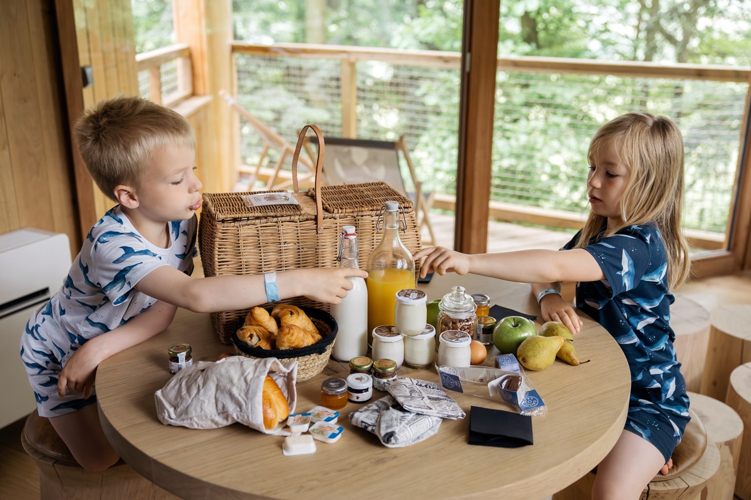 forestia parc animalier Belgique logement insolite famille cabane accrobranches ours loups nourrir daim cerf  wood lodge