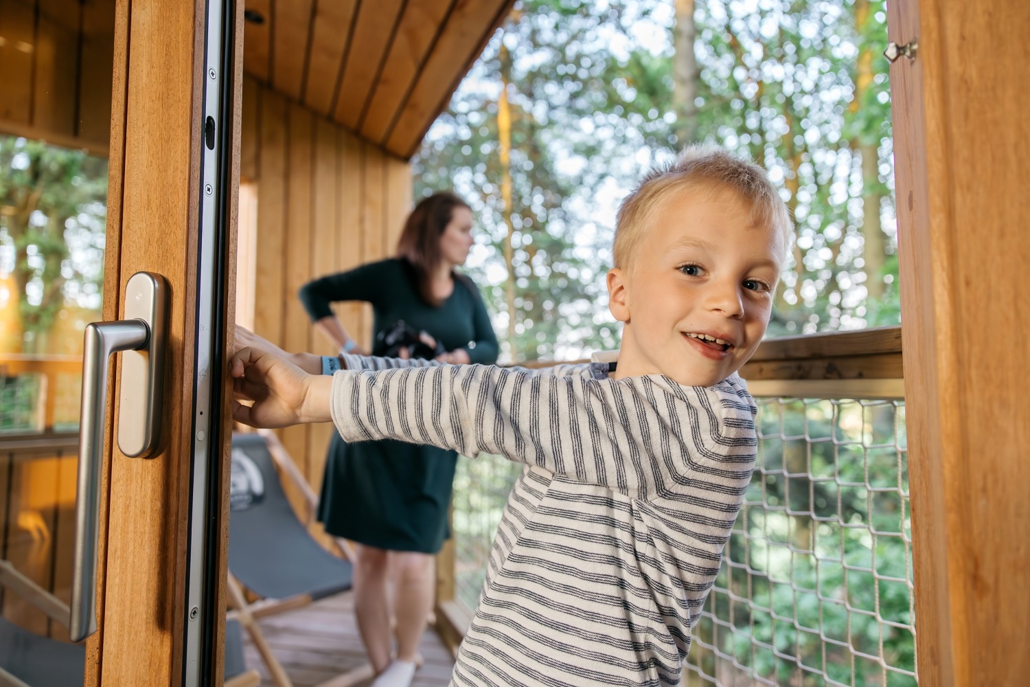 forestia parc animalier Belgique logement insolite famille cabane accrobranches ours loups nourrir daim cerf  wood lodge