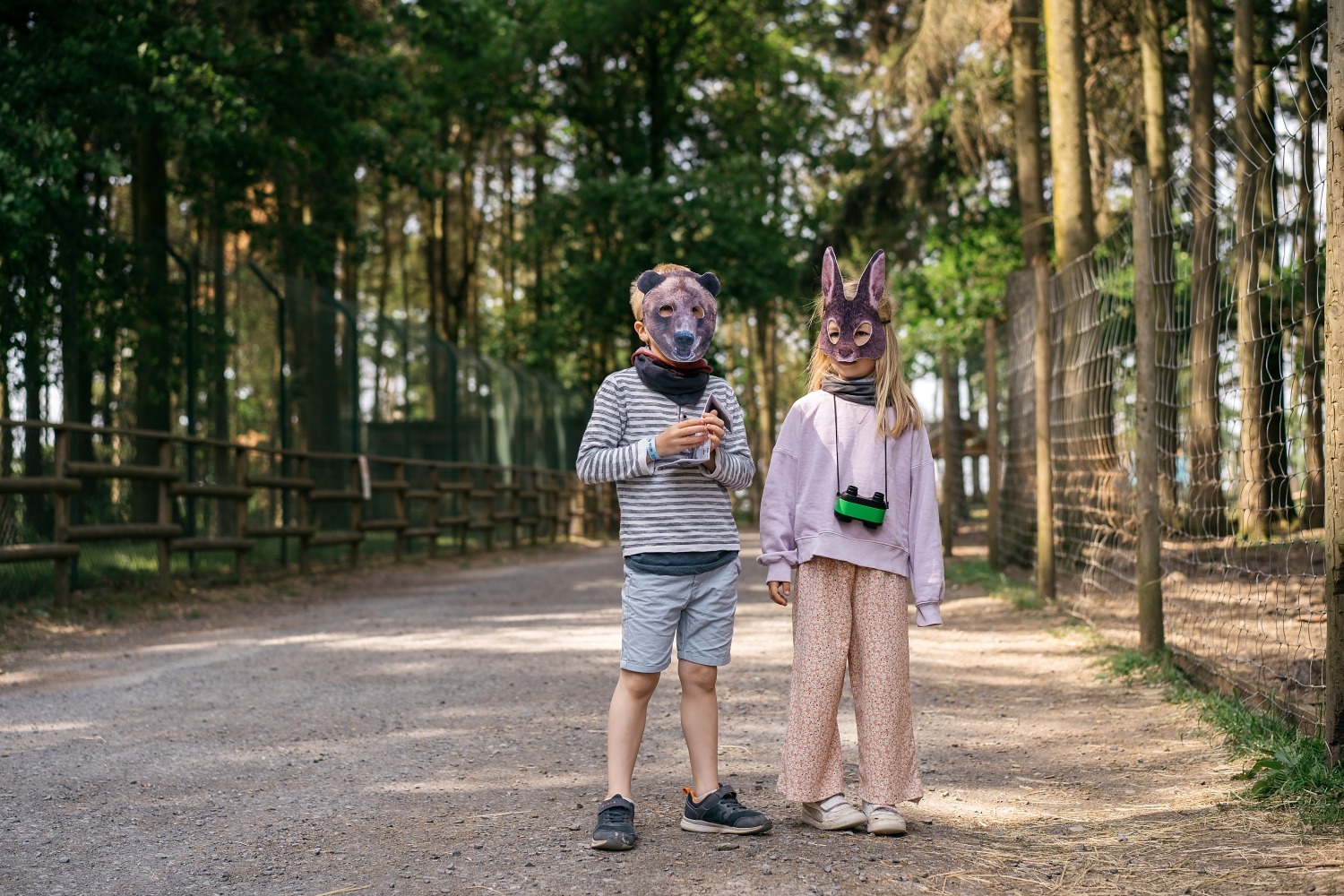 forestia parc animalier Belgique logement insolite famille cabane accrobranches ours loups nourrir daim cerf  wood lodge