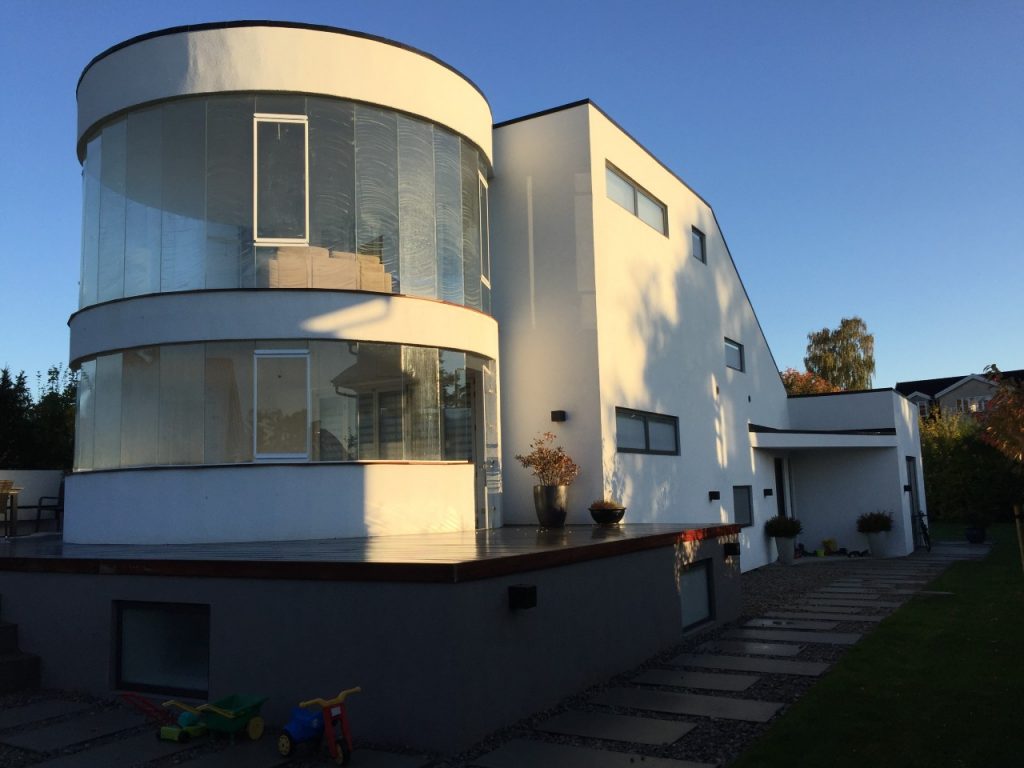 Villa med stort rundt vinduesparti som Room 2 på arkitekttegnet hvidt designhus i Holte. Bozel Living når typehuse ikke altid er nok