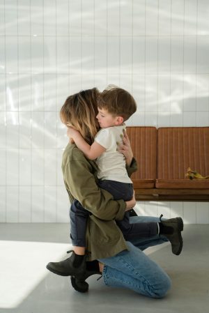 skyddsboende barn ett tryggt barn omfamnas av sin mamma i artikel om skyddsboende