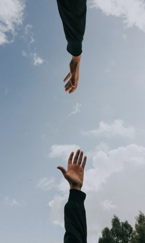 stödboende braliva - händer som möts i luften