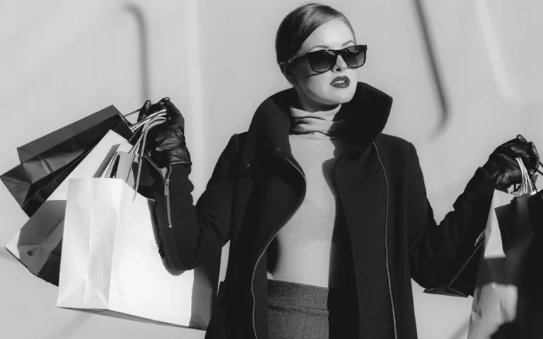 Frau mit Einkaufstaschen in Schwarz-Weiß