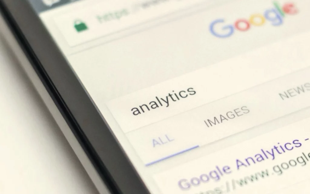 "Analytics" wird in der Google-Suche eingegeben.