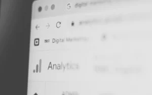 Google Analytics 4 Seite in Schwarz und weiß