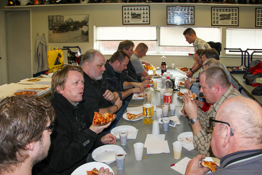 Medlemmerne nyder en let frokost efter generalforsamlingen i Birkerød. Foto: Henning Svensson